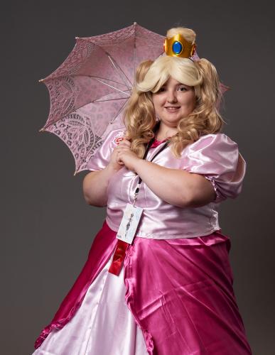Chiri Cosplays as Princess Isabella from Nintendo