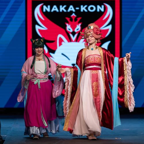 Maomao and Gyokuyou from Apothecary Diaries 
Cosplayers: Kaizley, Gray
https://www.tiktok.com/@rose.dezign
https://www.tiktok.com/@pastel.fruit
https://www.instagram.com/rose.dezigne/
https://www.instagram.com/pastel.fruit202/