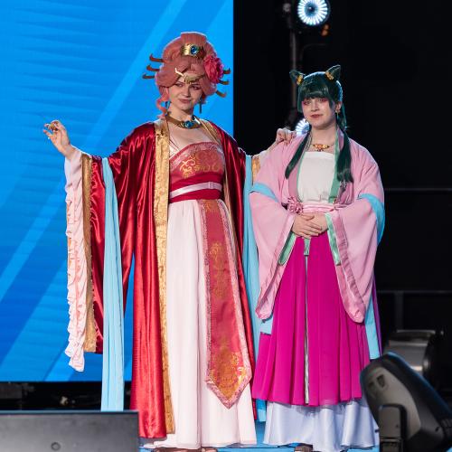 Maomao and Gyokuyou from Apothecary Diaries 
Cosplayers: Kaizley, Gray
https://www.tiktok.com/@rose.dezign
https://www.tiktok.com/@pastel.fruit
https://www.instagram.com/rose.dezigne/
https://www.instagram.com/pastel.fruit202/