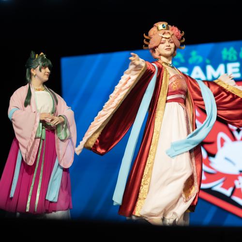 Maomao and Gyokuyou from Apothecary Diaries 
Cosplayers: Kaizley, Gray
https://www.tiktok.com/@rose.dezign
https://www.tiktok.com/@pastel.fruit
https://www.instagram.com/rose.dezigne/
https://www.instagram.com/pastel.fruit202/