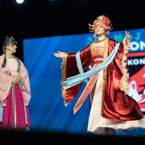 Maomao and Gyokuyou from Apothecary Diaries 
Cosplayers: Kaizley, Gray
https://www.tiktok.com/@rose.dezign
https://www.tiktok.com/@pastel.fruit
https://www.instagram.com/rose.dezigne/
https://www.instagram.com/pastel.fruit202/