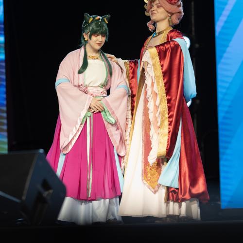 Maomao and Gyokuyou from Apothecary Diaries 
Cosplayers: Kaizley, Gray
https://www.tiktok.com/@rose.dezign
https://www.tiktok.com/@pastel.fruit
https://www.instagram.com/rose.dezigne/
https://www.instagram.com/pastel.fruit202/