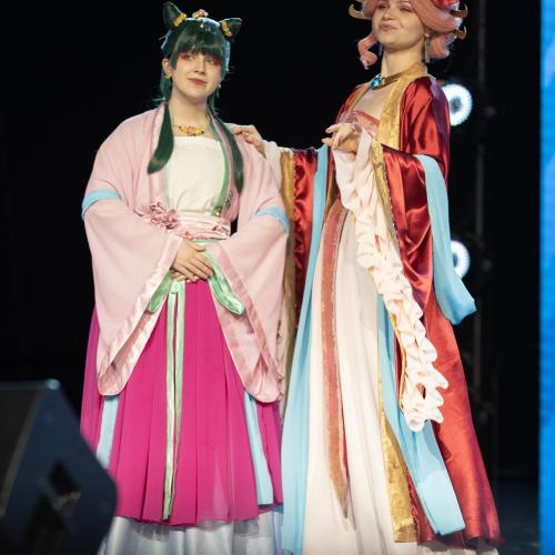 Maomao and Gyokuyou from Apothecary Diaries 
Cosplayers: Kaizley, Gray
https://www.tiktok.com/@rose.dezign
https://www.tiktok.com/@pastel.fruit
https://www.instagram.com/rose.dezigne/
https://www.instagram.com/pastel.fruit202/