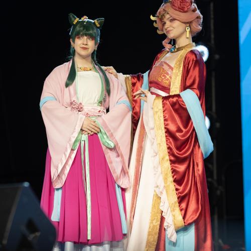 Maomao and Gyokuyou from Apothecary Diaries 
Cosplayers: Kaizley, Gray
https://www.tiktok.com/@rose.dezign
https://www.tiktok.com/@pastel.fruit
https://www.instagram.com/rose.dezigne/
https://www.instagram.com/pastel.fruit202/