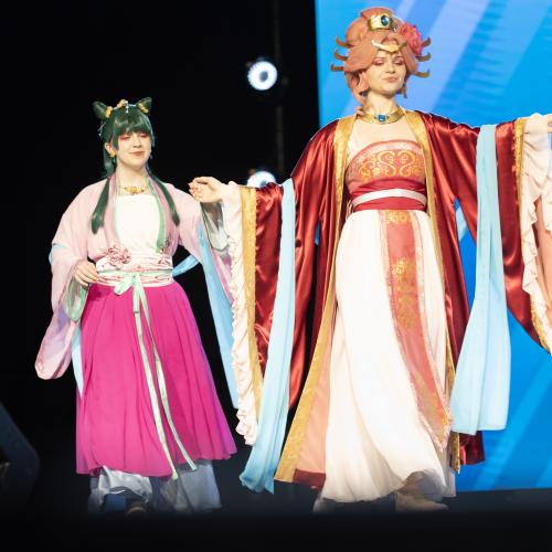 Maomao and Gyokuyou from Apothecary Diaries 
Cosplayers: Kaizley, Gray
https://www.tiktok.com/@rose.dezign
https://www.tiktok.com/@pastel.fruit
https://www.instagram.com/rose.dezigne/
https://www.instagram.com/pastel.fruit202/