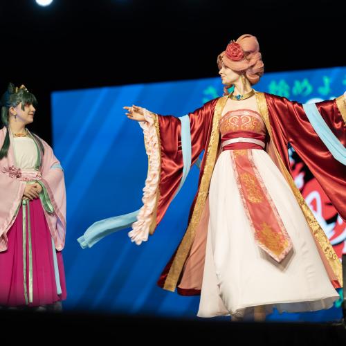 Maomao and Gyokuyou from Apothecary Diaries 
Cosplayers: Kaizley, Gray
https://www.tiktok.com/@rose.dezign
https://www.tiktok.com/@pastel.fruit
https://www.instagram.com/rose.dezigne/
https://www.instagram.com/pastel.fruit202/